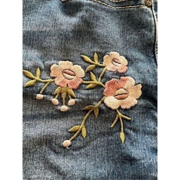 C Est 1946 denim Floral Embroidered Denim Jean Shorts size 6 - Picture 9 of 9